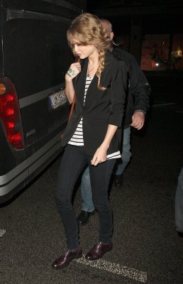  March 23 - Returning to her Luân Đôn hotel after playing at the LG