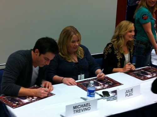  más fotos of Candice at the Chicago Comic & Entertainment Expo! [19/03/11]