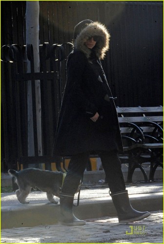  Natalie Portman Takes Whiz for a Walk