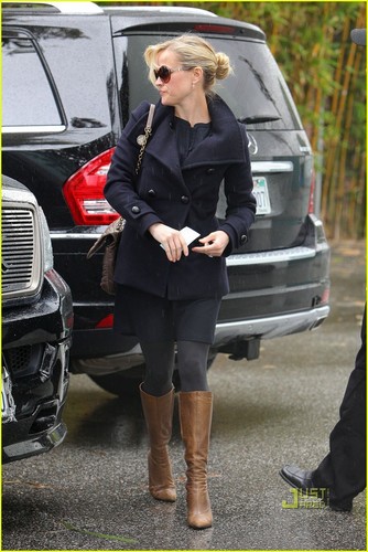  Reese Witherspoon: Pampering at Prive Salon!