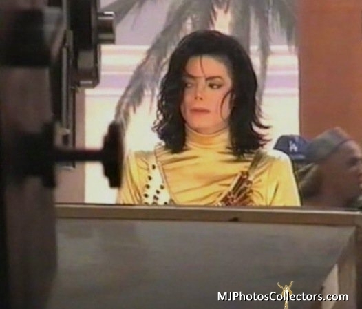 Remember-the-time-behind-the-scenes-mj-behind-the-scenes-20338164-526-449.jpg