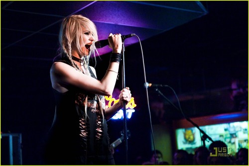  Taylor Momsen Rocks Out in New Jersey