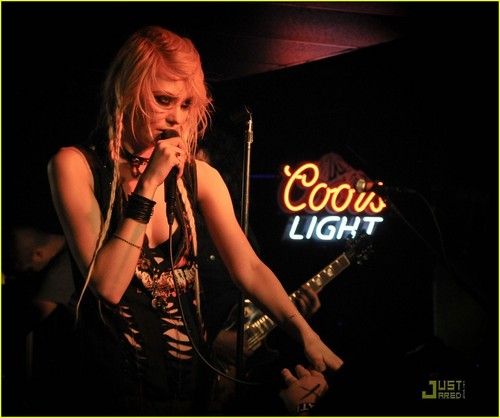 Taylor Momsen Rocks Out in New Jersey