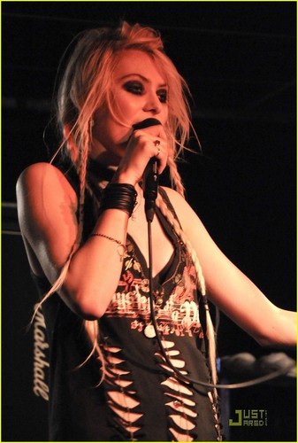 Taylor Momsen Rocks Out in New Jersey