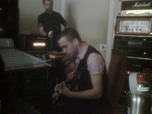  Taylor tracking gitara with Jerm in the background