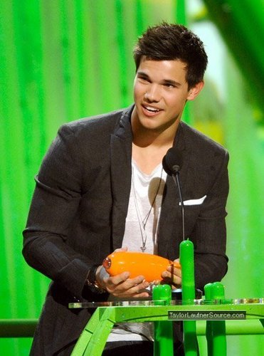  23rd Annuals Kids' Choice Awards, 2010- Taylor <3