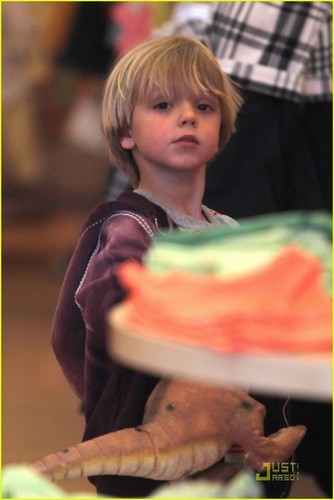  Britney Spears: Gymboree with the Boys!