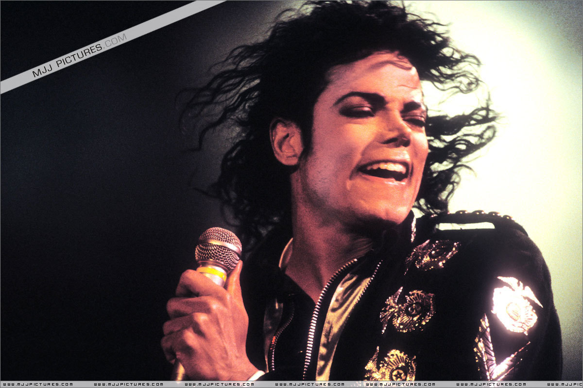 http://images4.fanpop.com/image/photos/20400000/Michael-Jackson-BAD-Tour-the-bad-era-20442756-1200-800.jpg