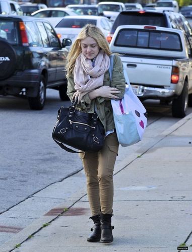  New Candids: Dakota Walking to School in Los Angeles (22/03/11).