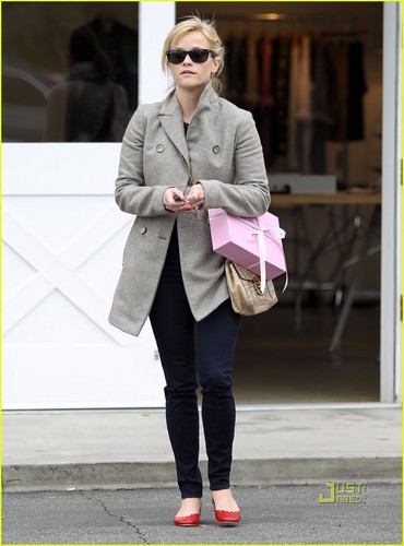 Reese Witherspoon: Brentwood Country Mart Visit!