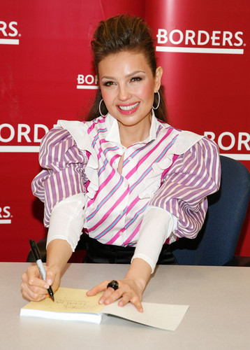  Thalia Promotes Her New Book At Borders 11.06.2009