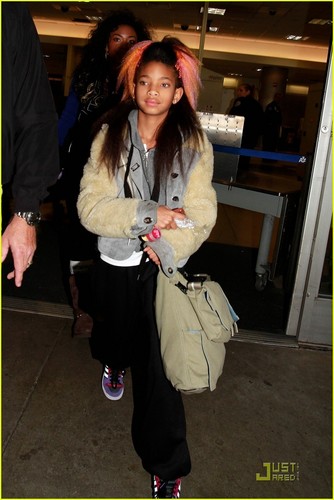  Willow Smith: 粉, 粉色 & 橙子, 橙色 Hair at LAX!