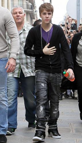  Justin Bieber outside his Hotel in Paris!!