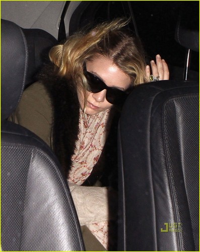  Mary-Kate & Ashley Olsen: LAX Landing