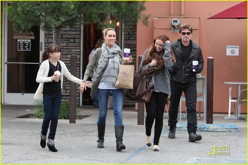  Miley Cyrus: Coffee 콩 Family Outing
