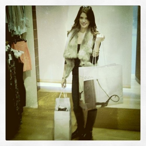 New photo of  Ashley Greene shopped on Saturday at Robson!