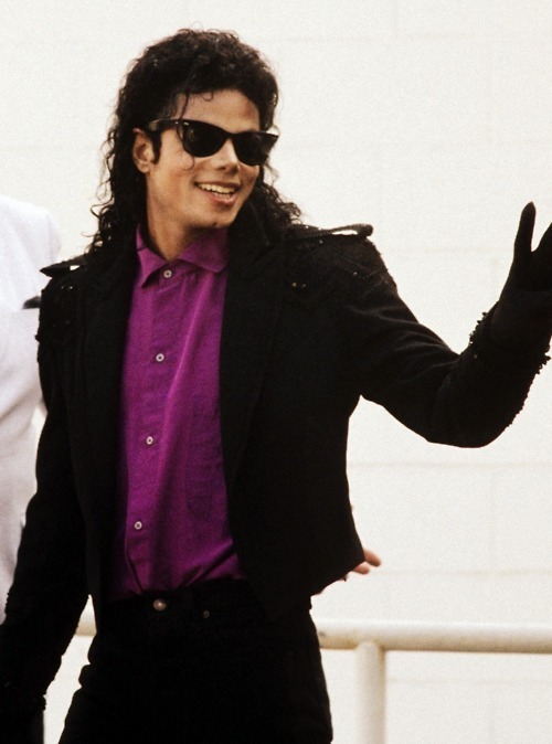OMG-He-s-Wearing-Purple-michael-jackson-20517099-500-674.jpg