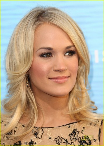  Carrie Underwood: 'Soul Surfer' Premiere!