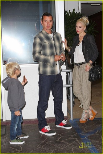  Gwen Stefani: makan malam with the Family!