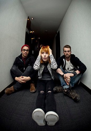  Hayley Williams and Paramore :)