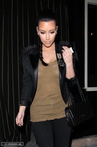  Kim visits Il Sole restaurant for ужин with Друзья 3/11/11