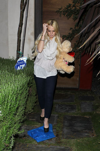  Lindsay Lohan leaving Samnatha Ronson's nyumbani in Los Angeles