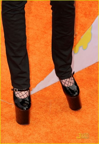 Taylor Momsen - KCA 2011 Orange Carpet