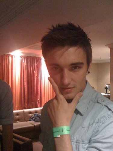  Tom Posing! (Sizzling Hot) He's Reali Fit! (I amor EVERYFING Bout Him!) 100% Real :) x