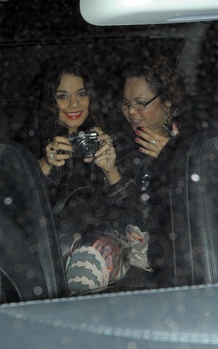  Vanessa out in Londra