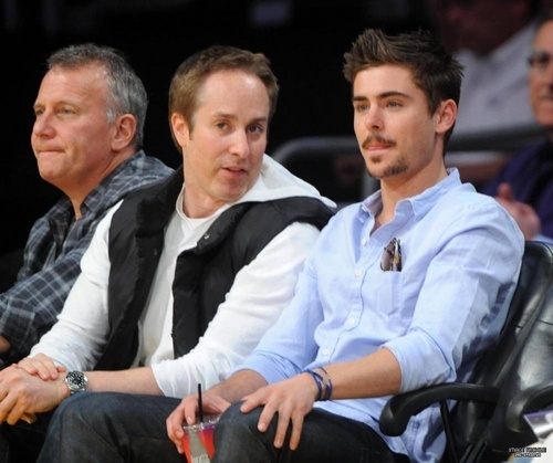  Zac Efron Cheers On Lakers (Photos HQ)