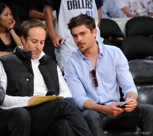  Zac Efron Cheers On Lakers (Photos HQ)