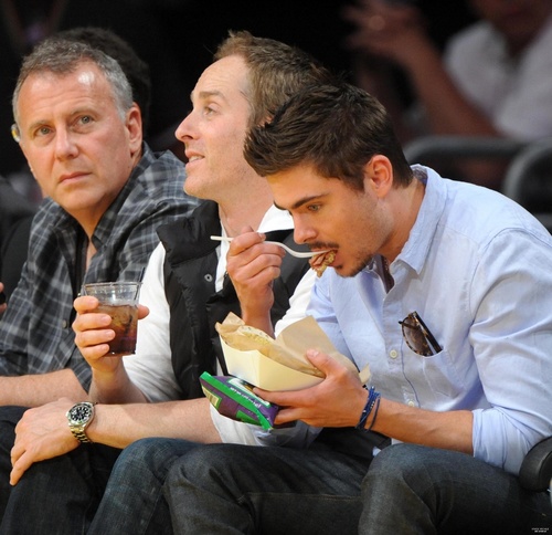Zac Efron Cheers On Lakers (Photos HQ)
