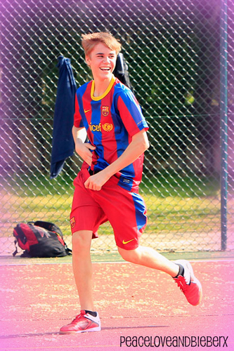  Bieber playing サッカー