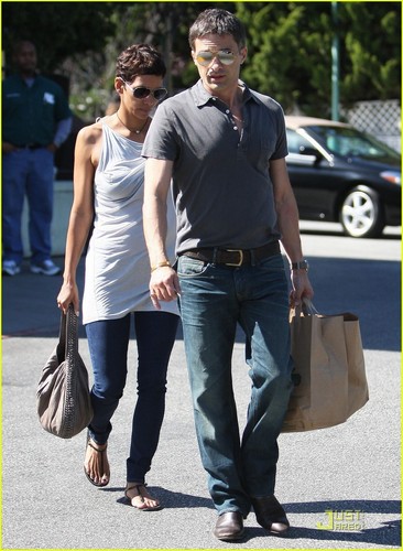 Halle Berry: 3rd Street Stroll with Olivier Martinez!
