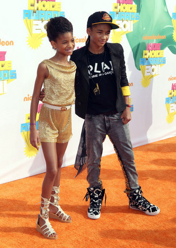  Jaden and Willow on the trái cam, màu da cam carpet at The Kids' Choice Awards 2011