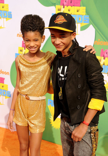  Jaden and Willow on the trái cam, màu da cam carpet at The Kids' Choice Awards 2011