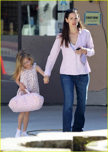 Jennifer Garner: Errands with Violet!