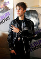 Justin Bieber greets the press - justin-bieber photo