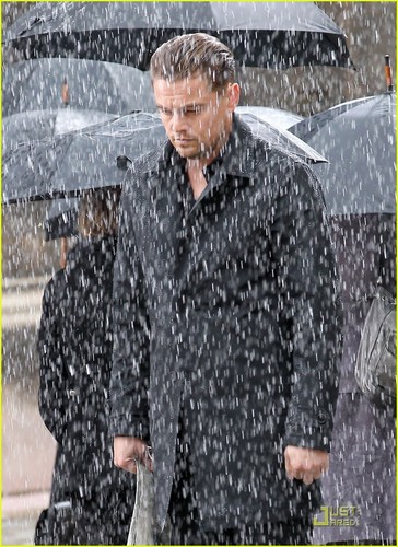  Leonardo DiCaprio: Rainy Cell Phone Shoot