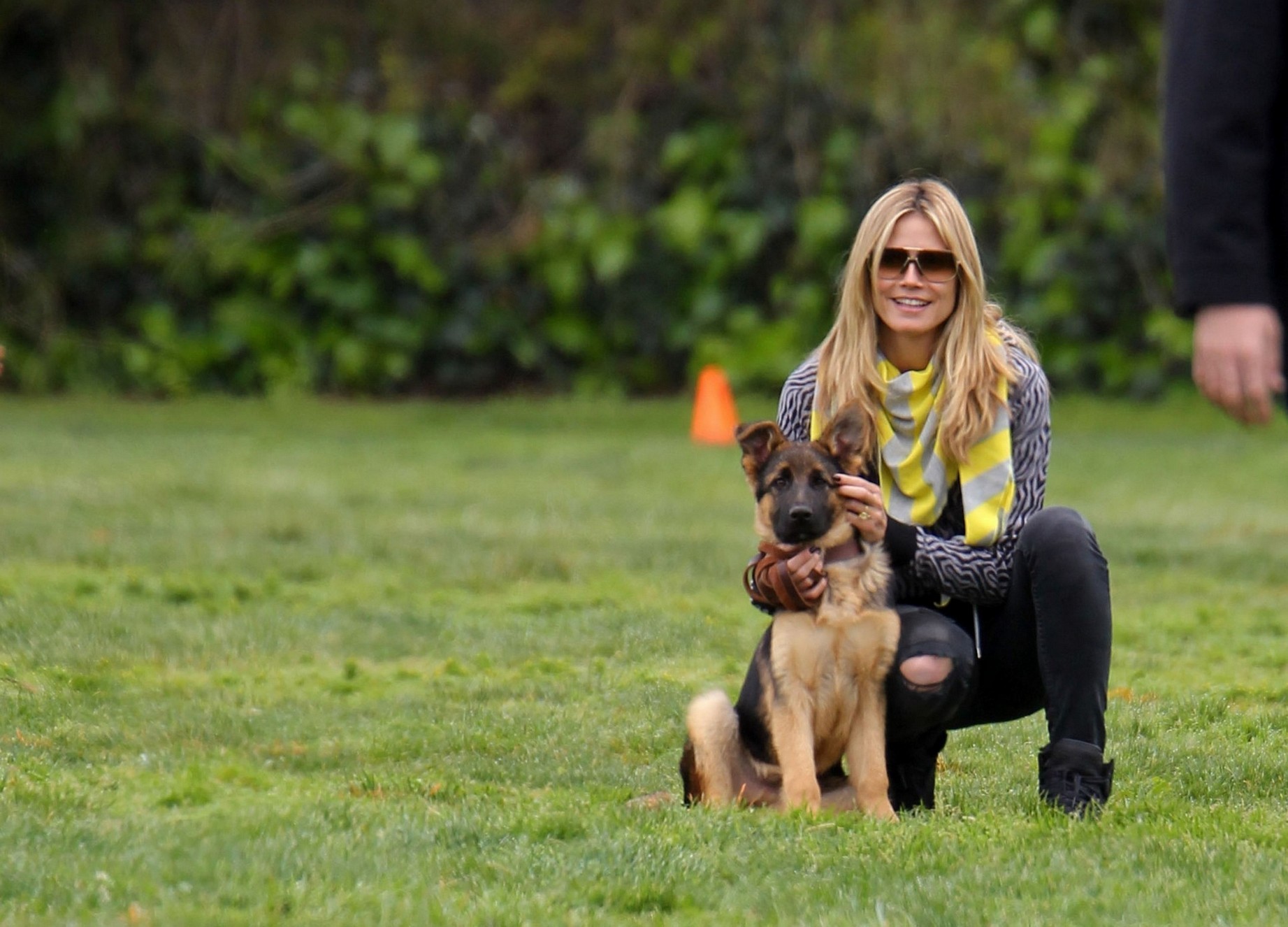 MARCH 30: Taking her kids and dogs to a park - Heidi Klum Photo ...