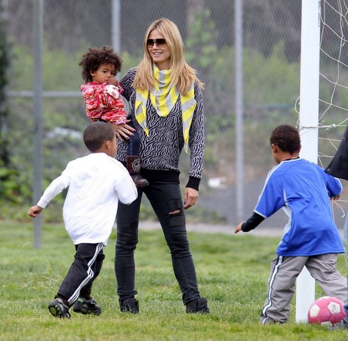  March 30: Taking her kids and chó to a park