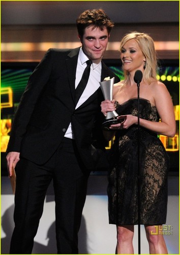  Robert Pattinson & Reese Witherspoon: ACM Award Presenters!