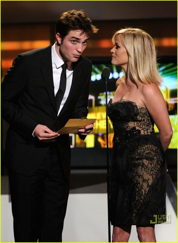 Robert Pattinson & Reese Witherspoon: ACM Award Presenters!