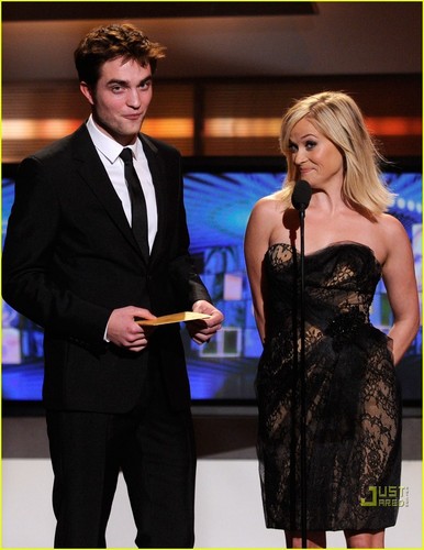  Robert Pattinson & Reese Witherspoon: ACM Award Presenters!