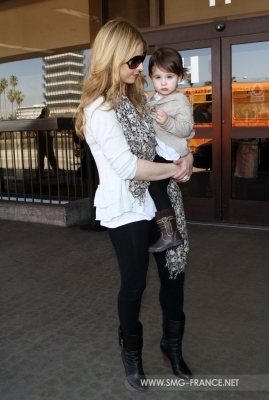  Sarah and 夏洛特 at LAX Airport - 4th April 2011