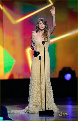 Taylor Swift: ACM's Entertainer of the Year!