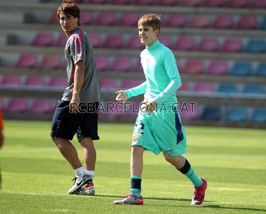 justin bieber barcelona football. Justin Bieber trains with