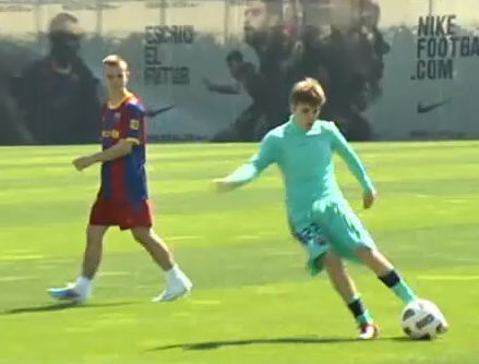 justin bieber barcelona football. Justin with Barcelona football