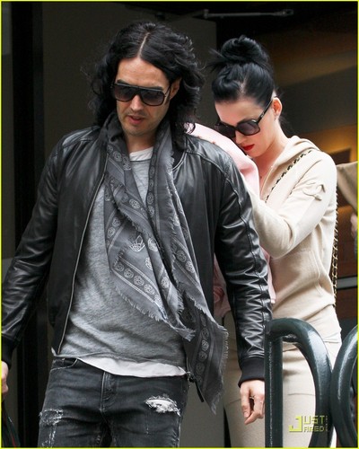 Katy Perry: Russell Brand Is 'Gorgeous, Gentle & Smart'
