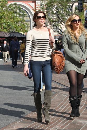  lebih candids of Ashley shopping at The Grove in West Hollywood! [HQ]